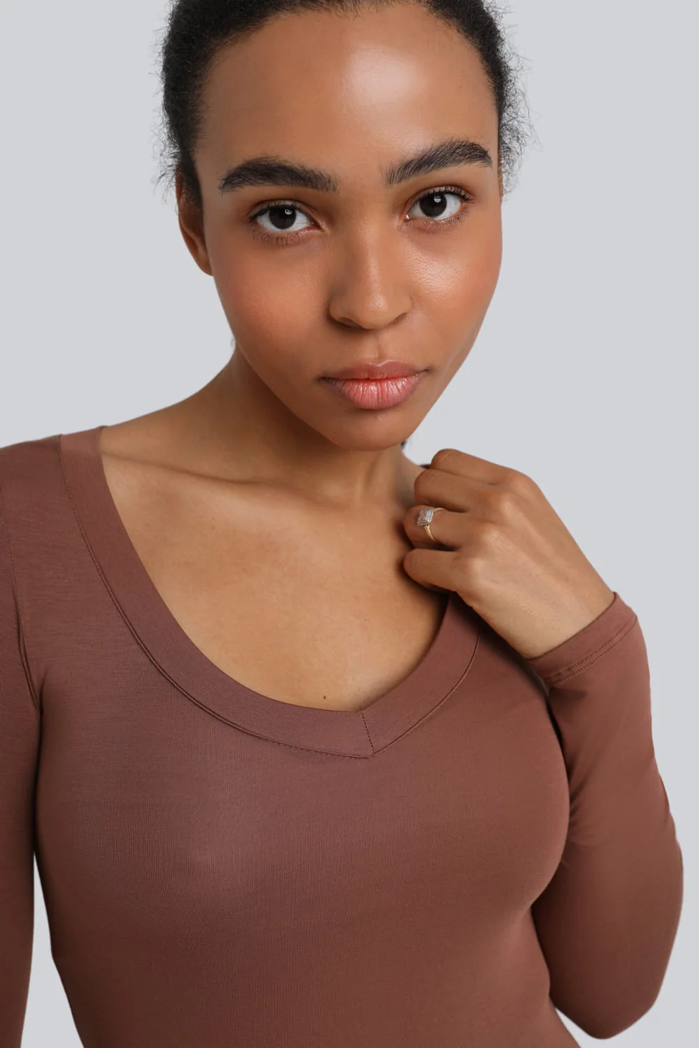 Body Miss Invisible Longsleeve V-neck Chocolate - Image 3